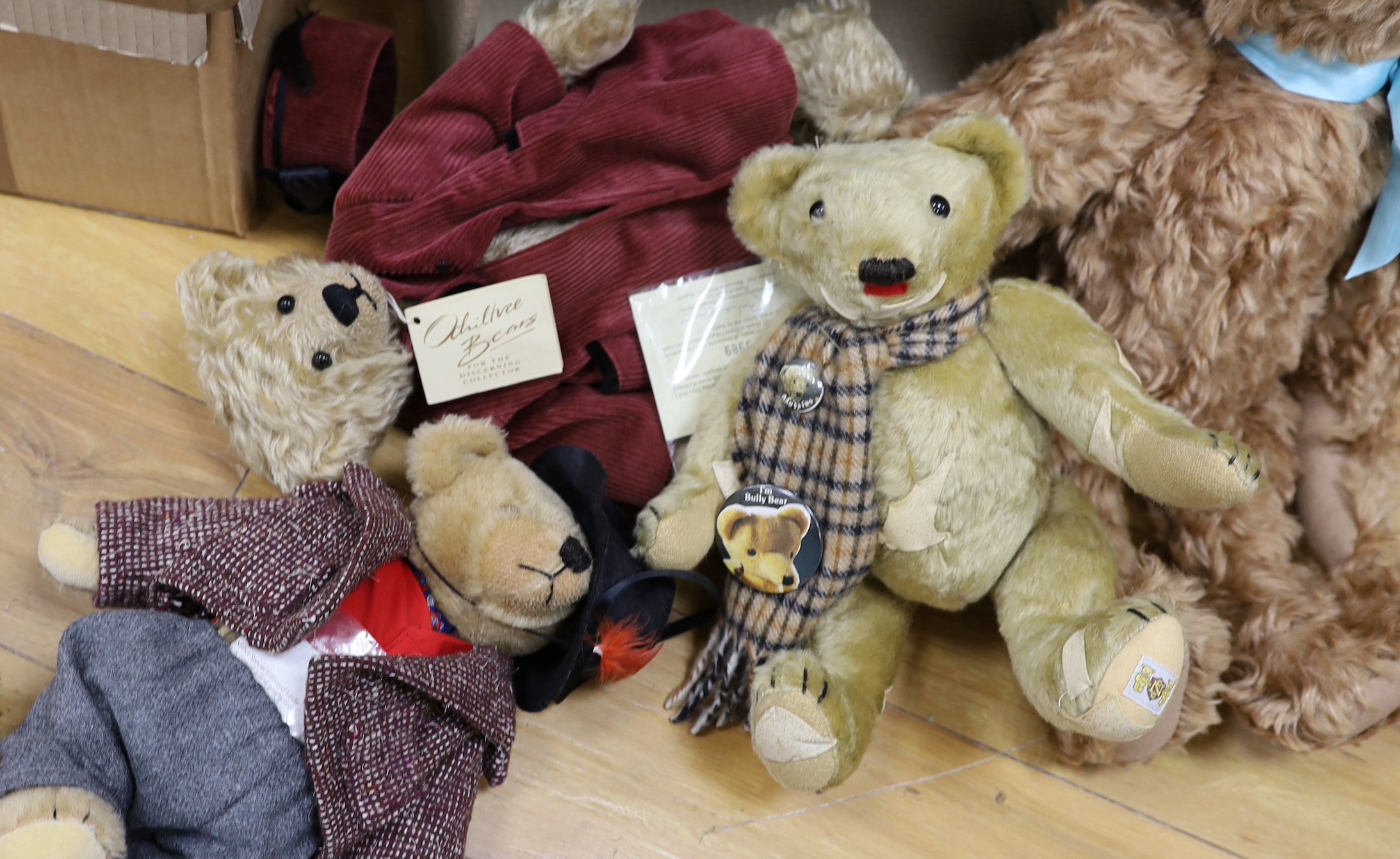 Assorted artist bear, Jo Bear, Bully bear - 6 in lot